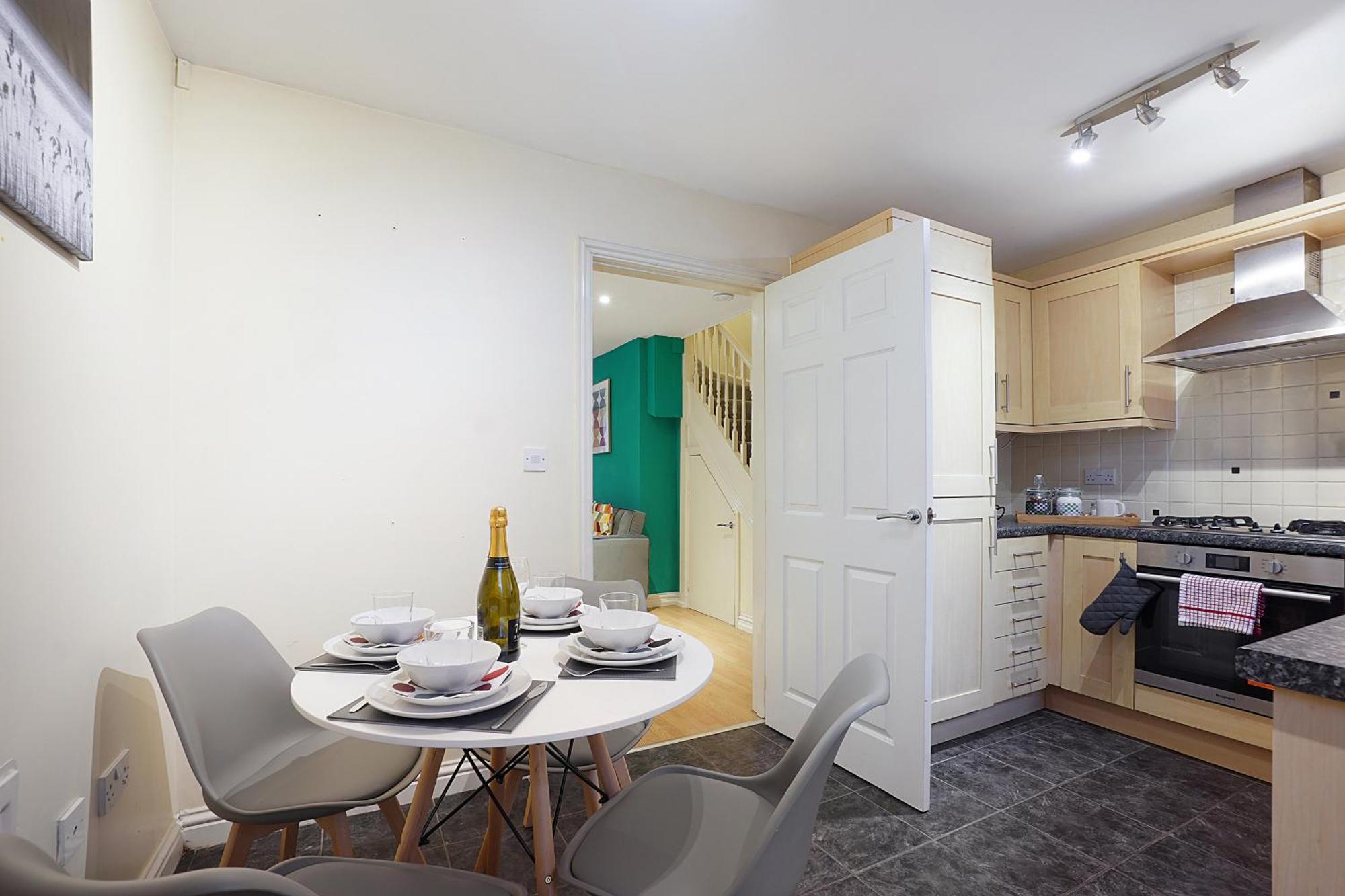 Comfortable Stylish Townhouse In Ashford Sleeps 5 Netflix 2 Parking Spaces Perfect For Contractors And Families Ngoại thất bức ảnh